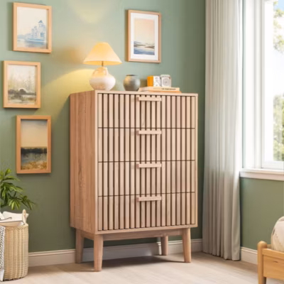 Commode en bois naturel avec 4 tiroirs, design à rainures verticales, grande capacité de rangement, robuste et stable