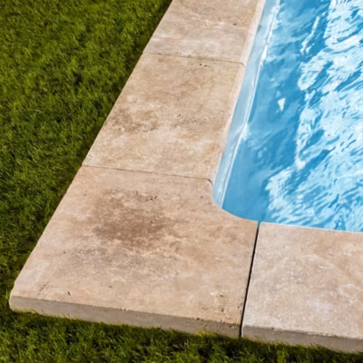 Margelle angle rentrant Travertin Beige Nuancé 45,5×45,5×5 cm Bord 1/2 Rond (à l&rsquo;unité) – RO&rsquo;MA NATURE