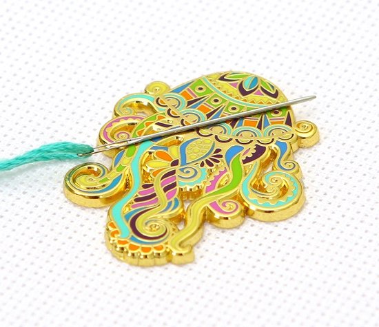 Aimant à aiguille – Needleminder Mandala – APS – Méduse – Méduse – aimant pour poser votre aiguille à broder sur