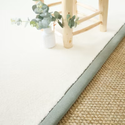 Tapis doux poils longs – Touch blanc crème – Ganse lin vert sauge – 120 x 170 cm