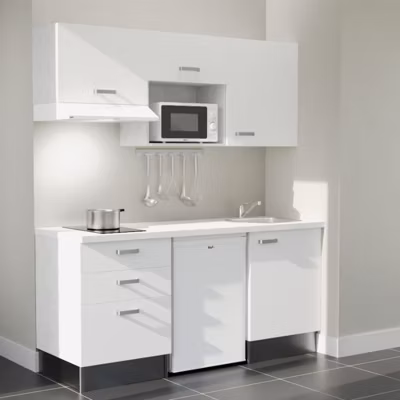 Kitchenette K20 façades Blanc – Plan de travail Blanc – Crédences : Non – Evier inox – Electroménager Blanc inclus
