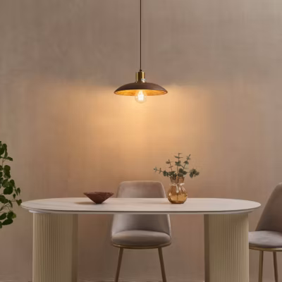 Suspension design en bois tourné et laiton doré – Yuli