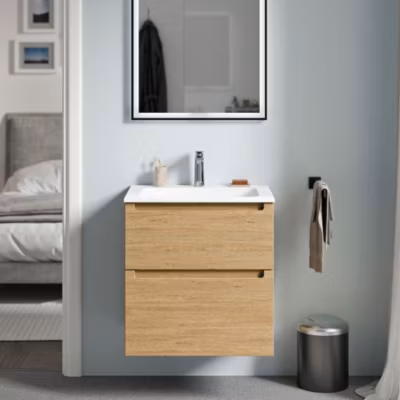 Meuble vasque suspendu MDF Chêne miel, lavabo fonte Blanc mat + trou robinet, tiroirs pivotants – 60x46x62cm – VIREO