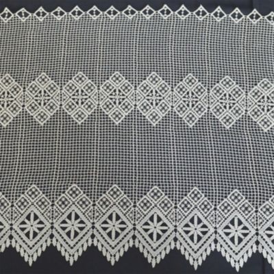 Brise bise en macramé au style graphique (30×45 cm – Ecru)