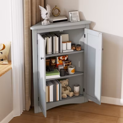 Meuble d&rsquo;angle triangulaire gris autoportant, 2 portes 3 étagères en MDF laqué, gain de place pour salle de bain, cuisine ou salon